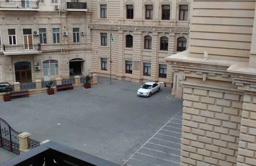 Sabayil Apartamento | Tranquil 2-bedroom apartment with AC in Baku near boulevard 2 minutes away