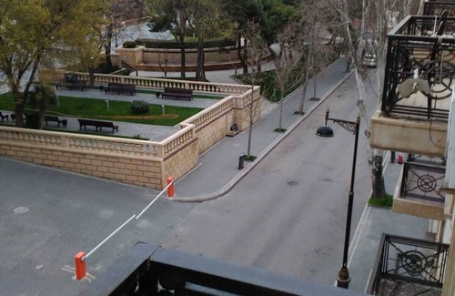 Sabayil Apartamento | Tranquil 2-bedroom apartment with AC in Baku near boulevard 2 minutes away