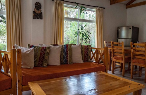 Baruti West Casa | Tranquil 2 bedroom bungalow built amongst the trees, within a resort.