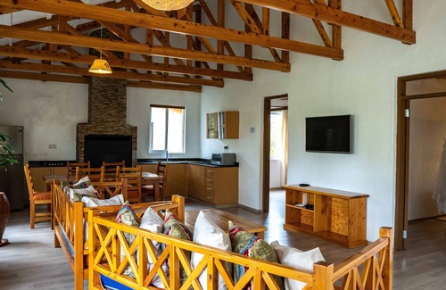 Baruti West Casa | Tranquil 2 bedroom bungalow built amongst the trees, within a resort.