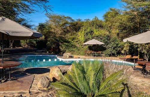 Baruti West Casa | Tranquil 2 bedroom bungalow built amongst the trees, within a resort.