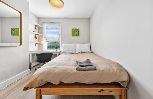 West Ham Villa | Tranquil 2 Bedroom Rose Cottage near Stratford