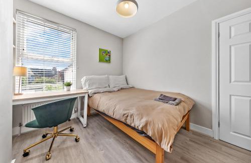 West Ham Villa | Tranquil 2 Bedroom Rose Cottage near Stratford