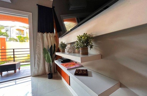 Molynes Gardens Apartamento | Tranquil 2 beds 2.5 bath nestled in a Beautiful Neighborhood..