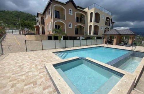 Molynes Gardens Apartamento | Tranquil 2 beds 2.5 bath nestled in a Beautiful Neighborhood..
