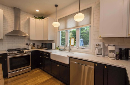 Hendersonville Casa | 2BR Escape Zen Garden Waterfall Balcony