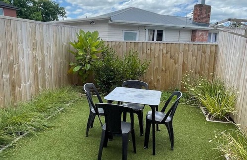 Henderson Casa | Tranquil 2BR House on Te Kanawa Crescent