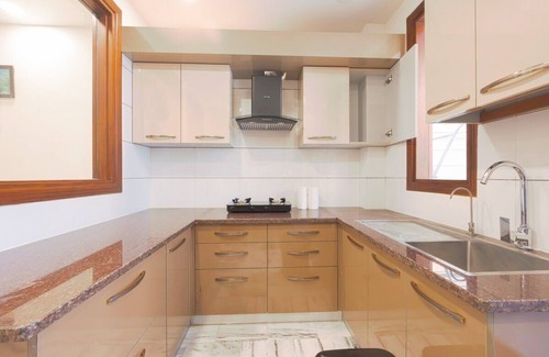 Sushant Lok Apartamento | Tranquil 2BR Oasis with Balcony & Bathtub
