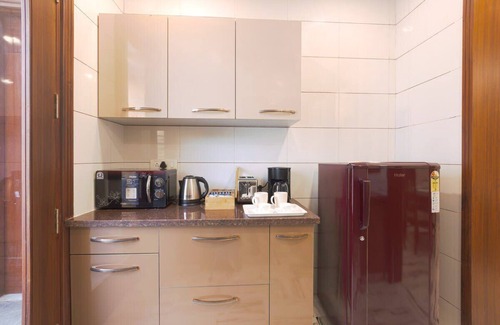 Sushant Lok Apartamento | Tranquil 2BR Oasis with Balcony & Bathtub