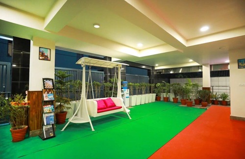 Sushant Lok Apartamento | Tranquil 2BR Oasis with Balcony & Bathtub
