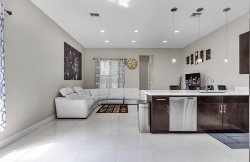 Croissant Park Casa | Tranquil 3-bedroom house in Fort Lauderdale with WiFi and AC