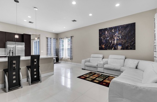 Croissant Park Casa | Tranquil 3-bedroom house in Fort Lauderdale with WiFi and AC