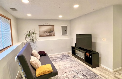 Oakdale Casa | Tranquil 3-Bedroom Retreat: Perfect for Leisure & Work Near Twin Cities