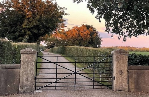 Adare Otro | Tranquil 4-bedroom farmhouse and studio in Adare