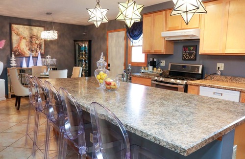 Fox Valley Casa | Tranquil 4-bedroom house in Glen Ellyn.Your ideal home away from home!