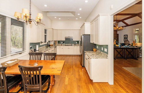 Sapphire Casa | Tranquil 4 Bedroom-Located in Burlingame Country Club