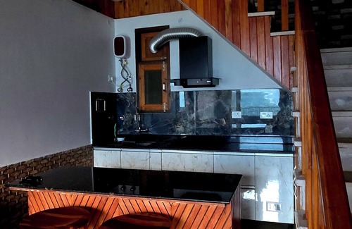 Kumharsain Casa | Tranquil 4-bedrooms in Narkanda.nNestled in the middle of Apple Orchards