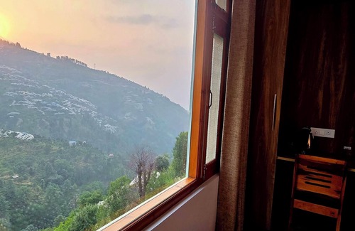 Kumharsain Casa | Tranquil 4-bedrooms in Narkanda.nNestled in the middle of Apple Orchards