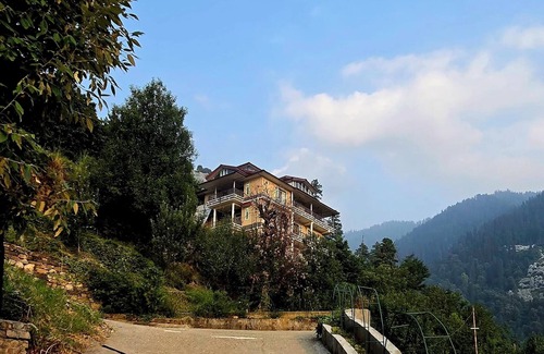 Kumharsain Casa | Tranquil 4-bedrooms in Narkanda.nNestled in the middle of Apple Orchards