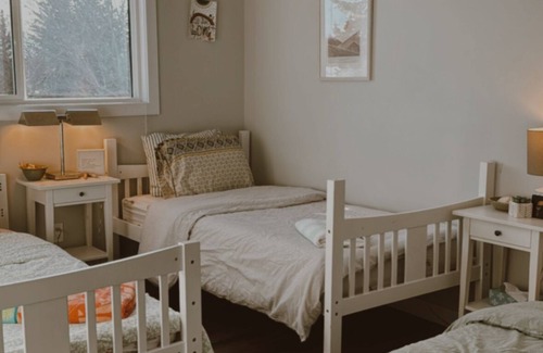 Sherwood Park Otro | Tranquil Acreage Family Getaway Close to the City! Hot Tub & Wood Burning Sauna!