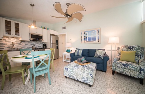 Holmes Beach Apartamento | Tranquila Anna Maria Island Resort, Unidad 2 ... Solo 4 unidades, todos los servicios, VIDEO.