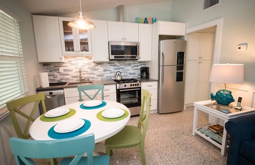 Holmes Beach Apartamento | Tranquila Anna Maria Island Resort, Unidad 2 ... Solo 4 unidades, todos los servicios, VIDEO.
