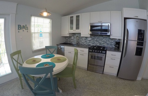 Holmes Beach Apartamento | Tranquila Anna Maria Island Resort, Unidad 3 ... Solo 4 unidades, todos los servicios, VIDEO.