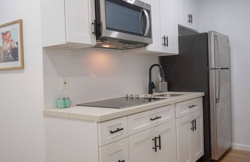 Eastern Honolulu Casa | Tranquil and Chic 1 Bd and Bth with Car and Sauna