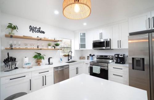 Meadowlawn Casa | Tranquil And Sunny 4br Getaway Home