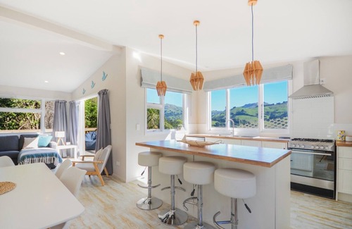 Duvauchelle Apartamento | Tranquil Bay Family Retreat | Relax, Recharge