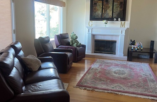 Burlingame Hills Casa | Tranquil Big and Bright 3-bedroom Burlingame Hills View Home