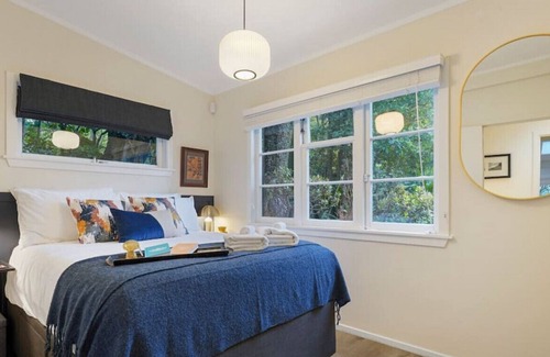 Titirangi Casa | Tranquil Bush Haven | Gardens - Bayview | WiFi
