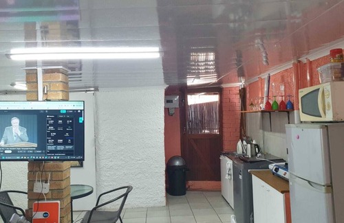 Trawal Cabaña | Tranquil Cape Town Retreat: with Private Entry, Backyard & Prime Location