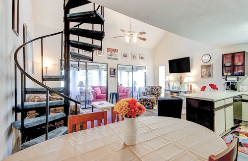 Surfside Beach Condominio | Tranquil coastal condo with 2 pools & enclosed porch - near golf & beaches