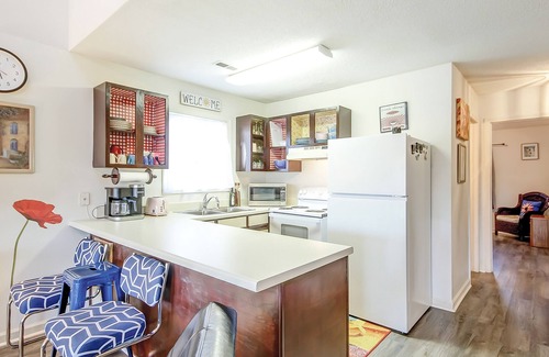 Surfside Beach Condominio | Tranquil coastal condo with 2 pools & enclosed porch - near golf & beaches