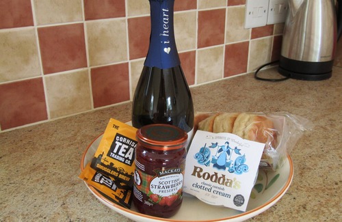 Truro Cabaña | TRANQUIL COTTAGE,NR PERRANPORTH BEACH,GARDEN,BBQ,PARKING,DOG FRIENDLY