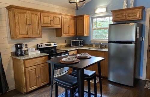 Wimberley Cabina | Cabaña privada con encanto con piscina privada y bañera de hidromasaje