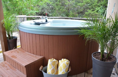 Wimberley Cabina | Cabaña privada con encanto con piscina privada y bañera de hidromasaje
