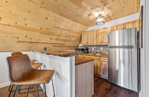 Cashes Valley Cabina | Tranquil Creek View A-frame Cabin