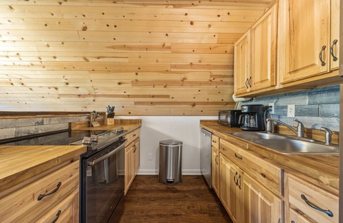 Cashes Valley Cabina | Tranquil Creek View A-frame Cabin
