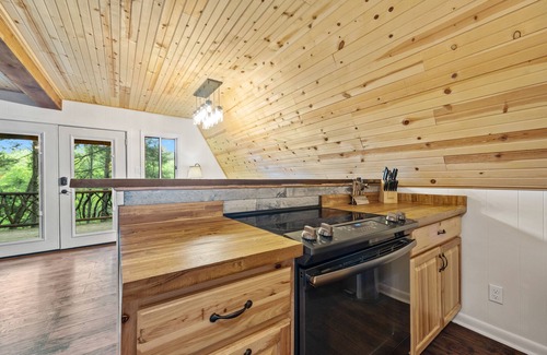 Cashes Valley Cabina | Tranquil Creek View A-frame Cabin