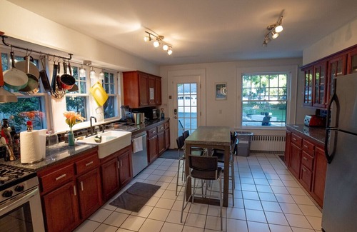 Elizabeth Casa | Tranquil detached home on safe & quiet neighborhood with large yard for hosting