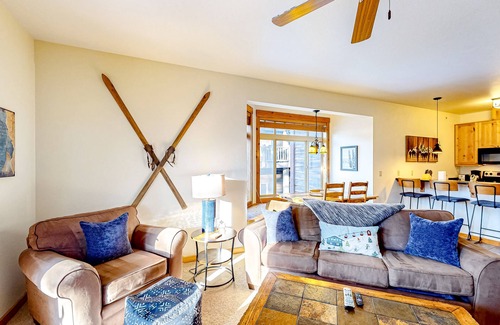 Whitefish Condominio | Tranquil dog-friendly alpine retreat with fireplace & balcony - steps to slopes