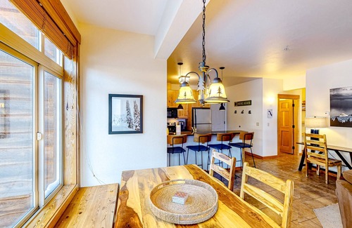 Whitefish Condominio | Tranquil dog-friendly alpine retreat with fireplace & balcony - steps to slopes