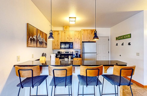 Whitefish Condominio | Tranquil dog-friendly alpine retreat with fireplace & balcony - steps to slopes