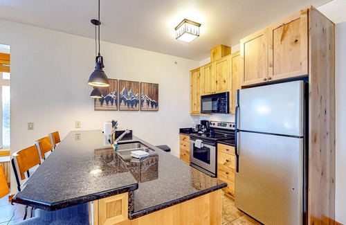 Whitefish Condominio | Tranquil dog-friendly alpine retreat with fireplace & balcony - steps to slopes