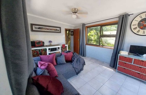 Kuils River Apartamento | Tranquil Escape 1 Bedroom in Kuils River with WiFi & parking, 23km from Airport