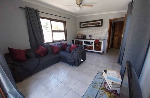 Kuils River Apartamento | Tranquil Escape 1 Bedroom in Kuils River with WiFi & parking, 23km from Airport