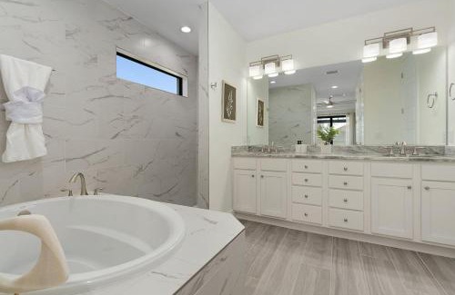 Trafalgar Casa | Tranquil Escape Modern Pool Home