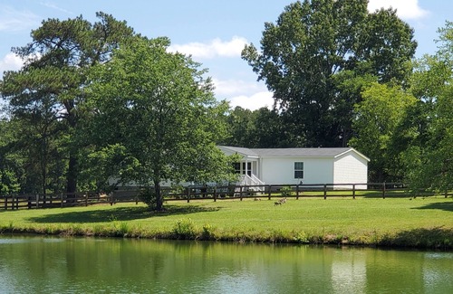 McCain Casa | Tranquil Farmhouse near Lake Jordan